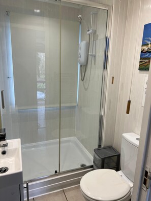 Chalet (2 Bedrooms) | Bathroom | Shower, towels