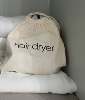 Tina, secadora de cabello, toallas, jabón 