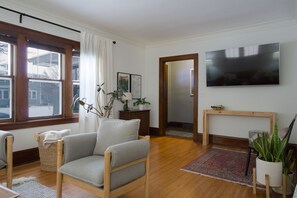 Smart TV - Urban Retreat- Entire House. King beds. Central location. (Saint Paul)