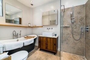 Hus (3 Bedrooms) | Badeværelse | Bruser, Toiletpapir