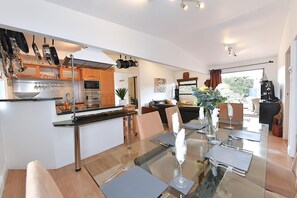 Ferienhaus (3 Bedrooms) | Eigene Küche | Mikrowelle, Ofen, Wasserkocher, Esstisch