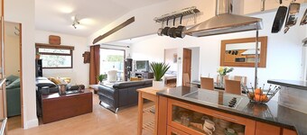 Gorgeous 3BD Cottage in the Heart of Guildford