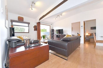 Gorgeous 3BD Cottage in the Heart of Guildford