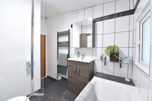 Cottage (3 Bedrooms) | Kamar mandi | Bathtub dan handuk