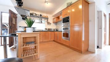 Cottage (3 Bedrooms) | Dapur pribadi | Microwave, oven, ketel listrik, dan meja makan