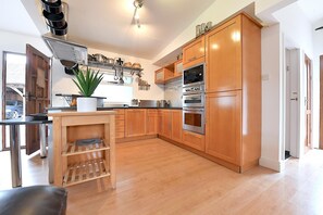 Cottage (3 Bedrooms) | Private kitchen | Microwave, oven, electric kettle, dining tables - Gorgeous 3BD Cottage in the Heart of Guildford (Guildford)