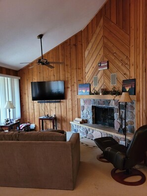 Townhouse, 3 soverom | Oppholdsrom | TV og peis