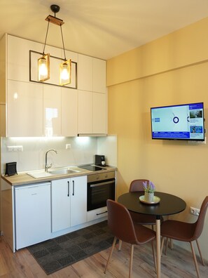 Een koelkast, een oven, een koffiezetapparaat/waterkoker, een waterkoker