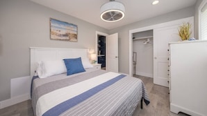 Une chambre bien rangée, avec un lit, une table de chevet et une armoire.