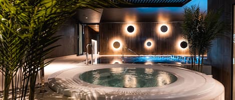 Indoor spa tub