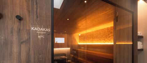 Interior de madera con un panel de vidrio que dice "KADAKAS Juniper 60°C".