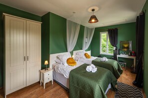 4 bedrooms, iron/ironing board, WiFi, bed sheets