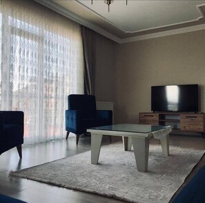 Apartamento | Zona de estar | Televisión LCD de 50 pulgadas con canales por satélite, una televisión