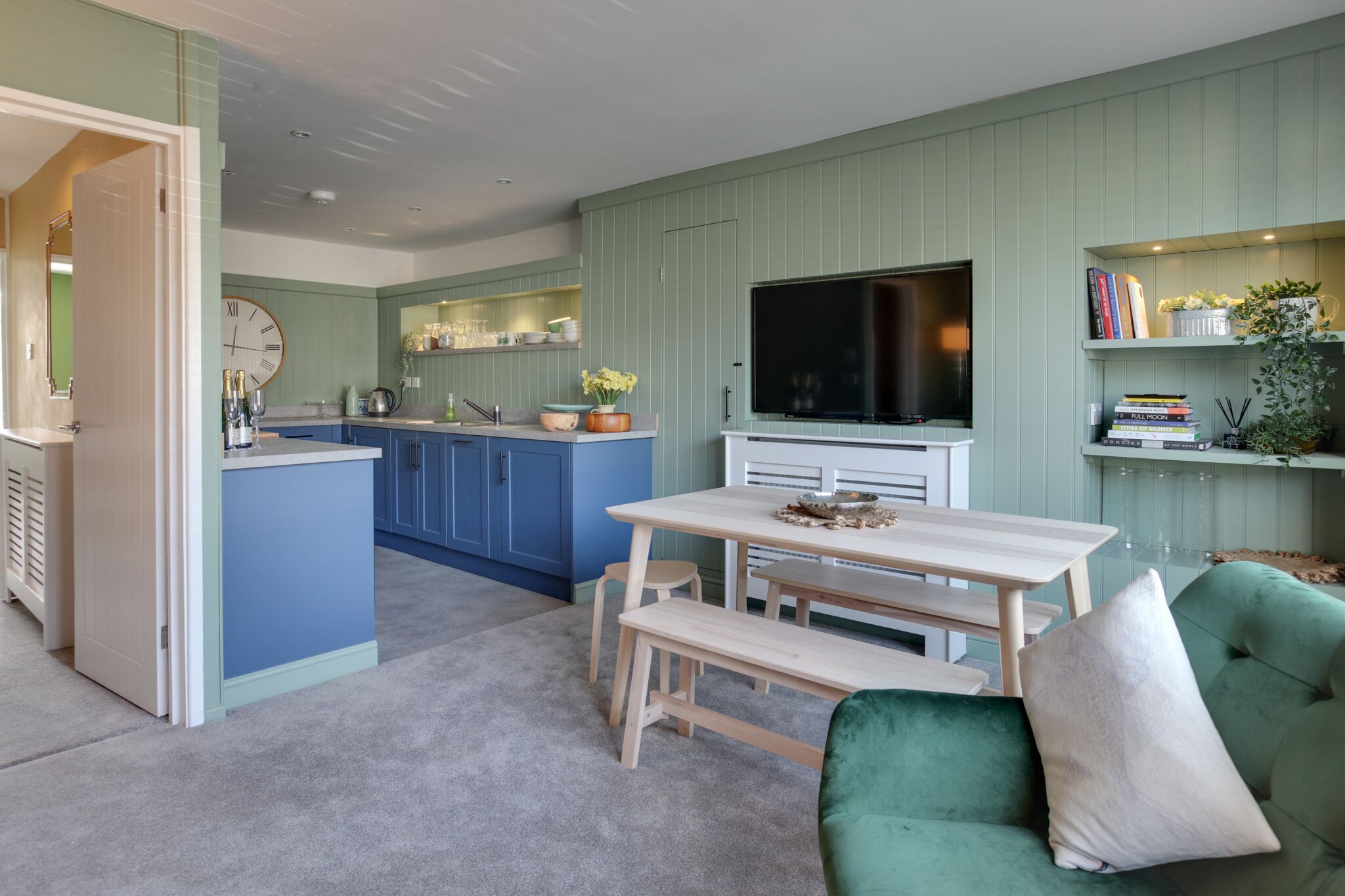 Comfort Townhome | Private kitchen | Oven, stovetop, dishwasher, electric kettle