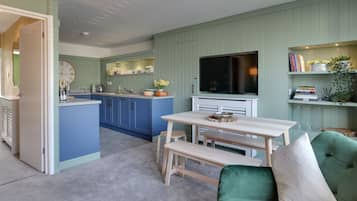 Comfort Townhome | Private kitchen | Oven, stovetop, dishwasher, electric kettle