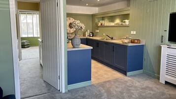 Comfort Townhome | Private kitchen | Oven, stovetop, dishwasher, electric kettle