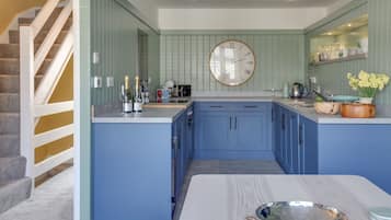 Comfort Townhome | Private kitchen | Oven, stovetop, dishwasher, electric kettle