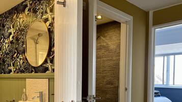 Comfort Townhome | Bathroom | Shower, hair dryer, towels, soap