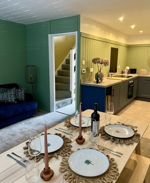 Comfort Townhome | Dining - Outstanding 3 Bedroom Townhouse in Hertford (Hertford)