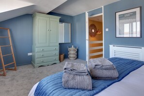 Comfort Townhome | 3 bedrooms, individually decorated, individually furnished, free WiFi - Outstanding 3 Bedroom Townhouse in Hertford (Hertford)