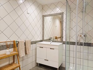 Shower, hair dryer, towels - Casa Peggy - Communal pool & garden, just 500m from the beach (Carvoeiro)