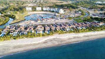 Ligstoelen aan het strand, strandlakens