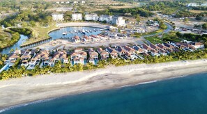 Ligstoelen aan het strand, strandlakens