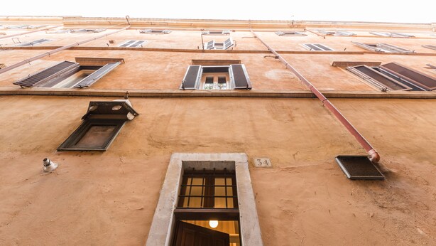 Un edifici amb diverses finestres i una porta central.