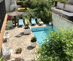 Een buitenzwembad en een verwarmd zwembad