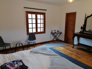 Een strijkplank/strijkijzer, wifi, beddengoed