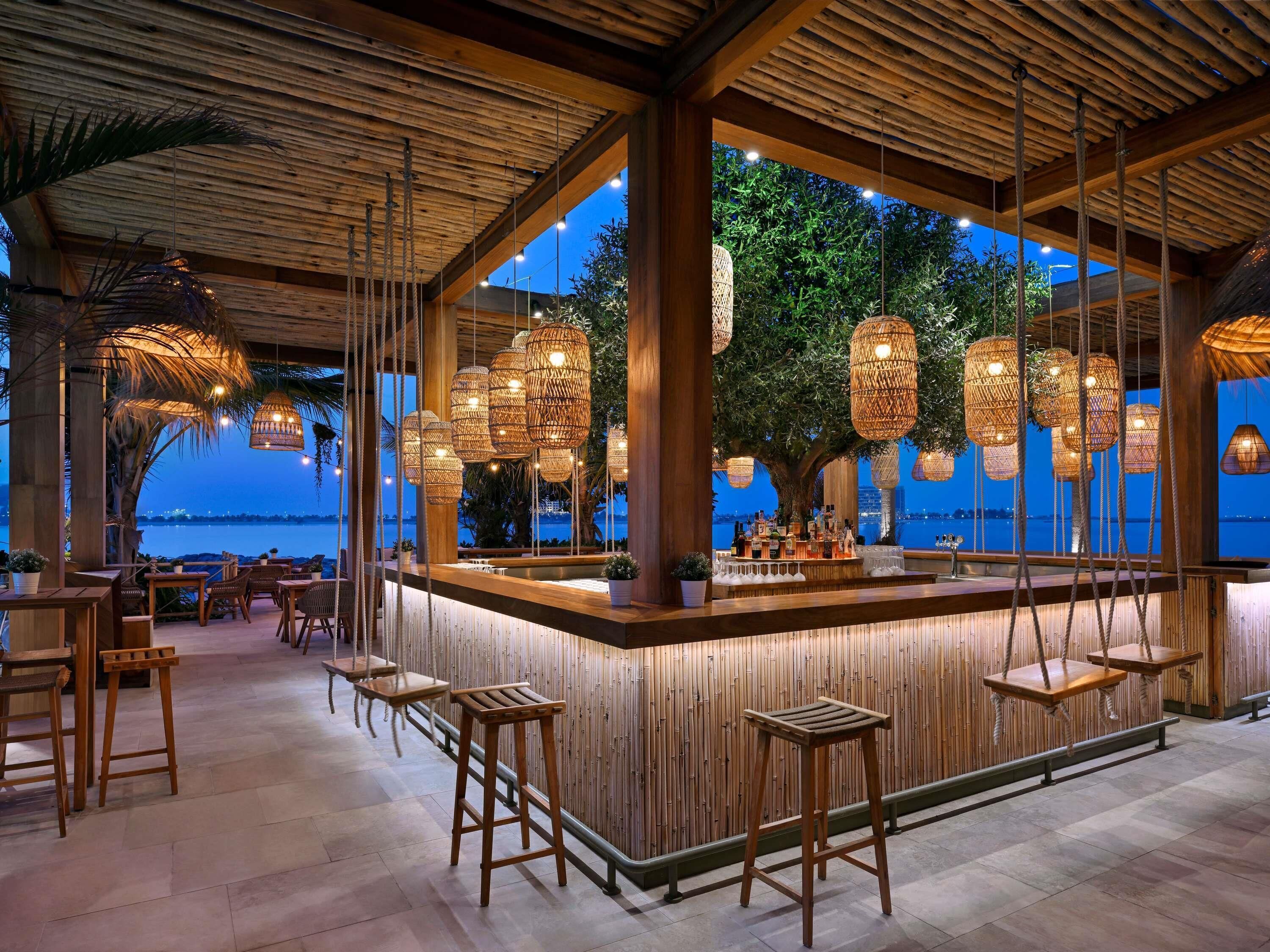 2 bars/lounges, rooftop bar