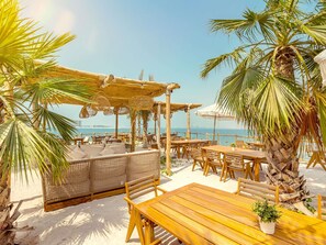 2 bars/lounges, rooftop bar