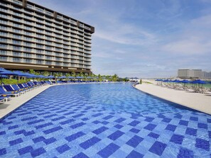 3 piscines extérieures, parasols de plage, chaises longues