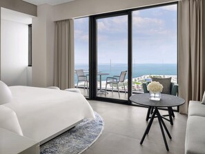 Panoramic Bridge Junior Suite | Minibar, in-room safe, desk, laptop workspace - Mövenpick Resort Al Marjan Island (Ras Al Khaimah)