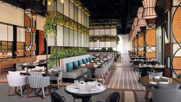 4 restaurants; breakfast, lunch, dinner, and brunch served