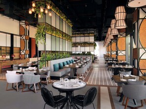 4 restaurantes; se sirven desayunos, almuerzos, cenas y brunches