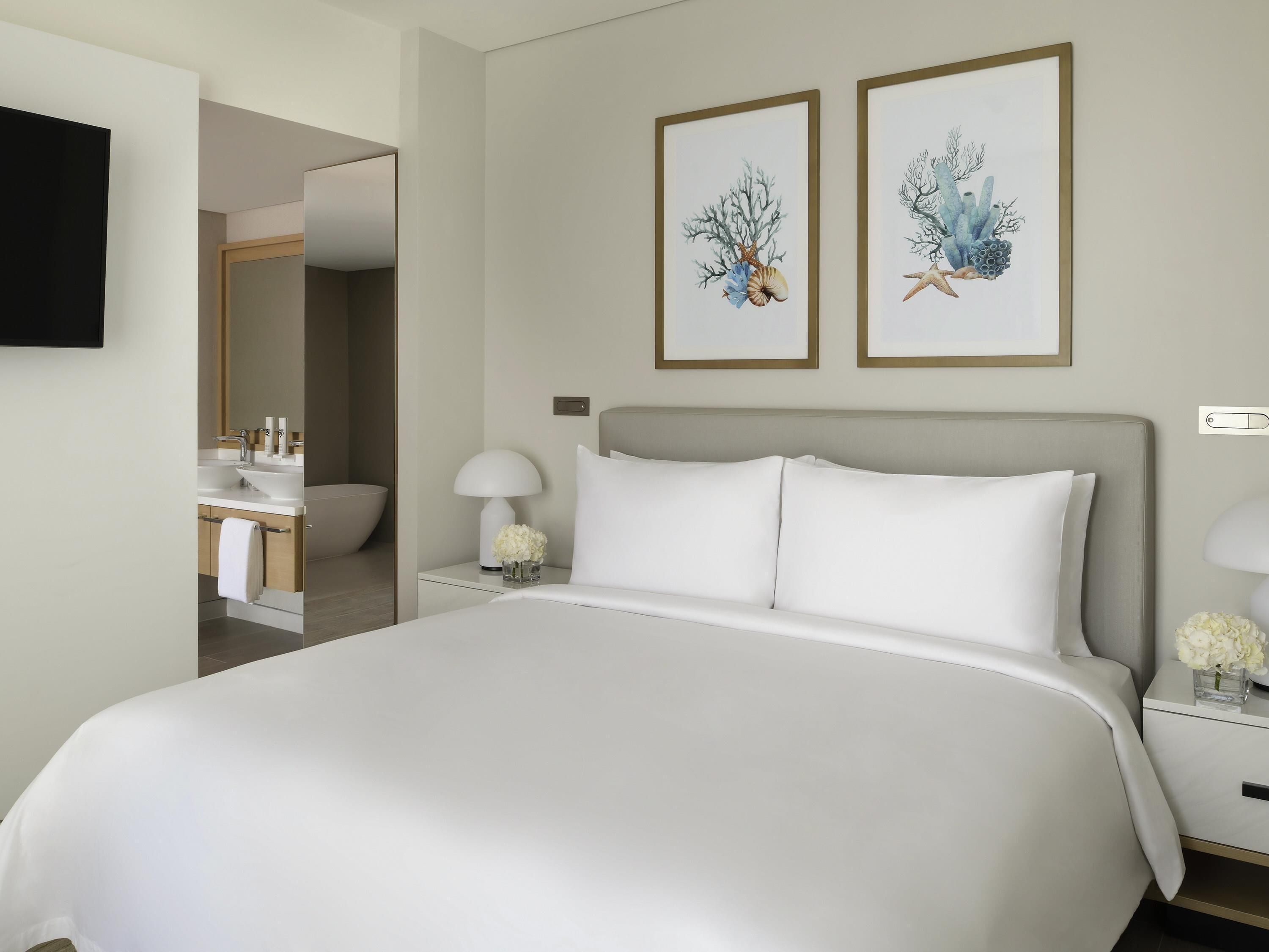 Suite, 1 tweepersoonsbed (Al Marjan) | Een minibar, een kluis op de kamer, een bureau, een laptopwerkplek