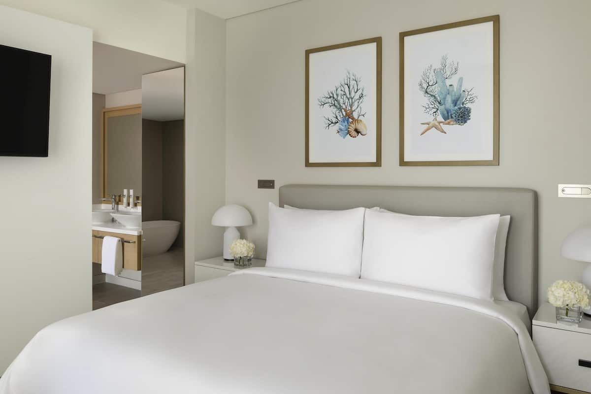 Suite, 1 Doppelbett (Al Marjan) | 1 Schlafzimmer, Minibar, Zimmersafe, Schreibtisch