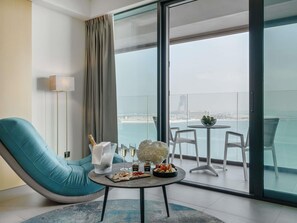 Suite, 1 dobbeltseng, strandutsikt, hjørnerom | Minibar, safe på rommet, skrivebord og skrivebord for bærbar PC