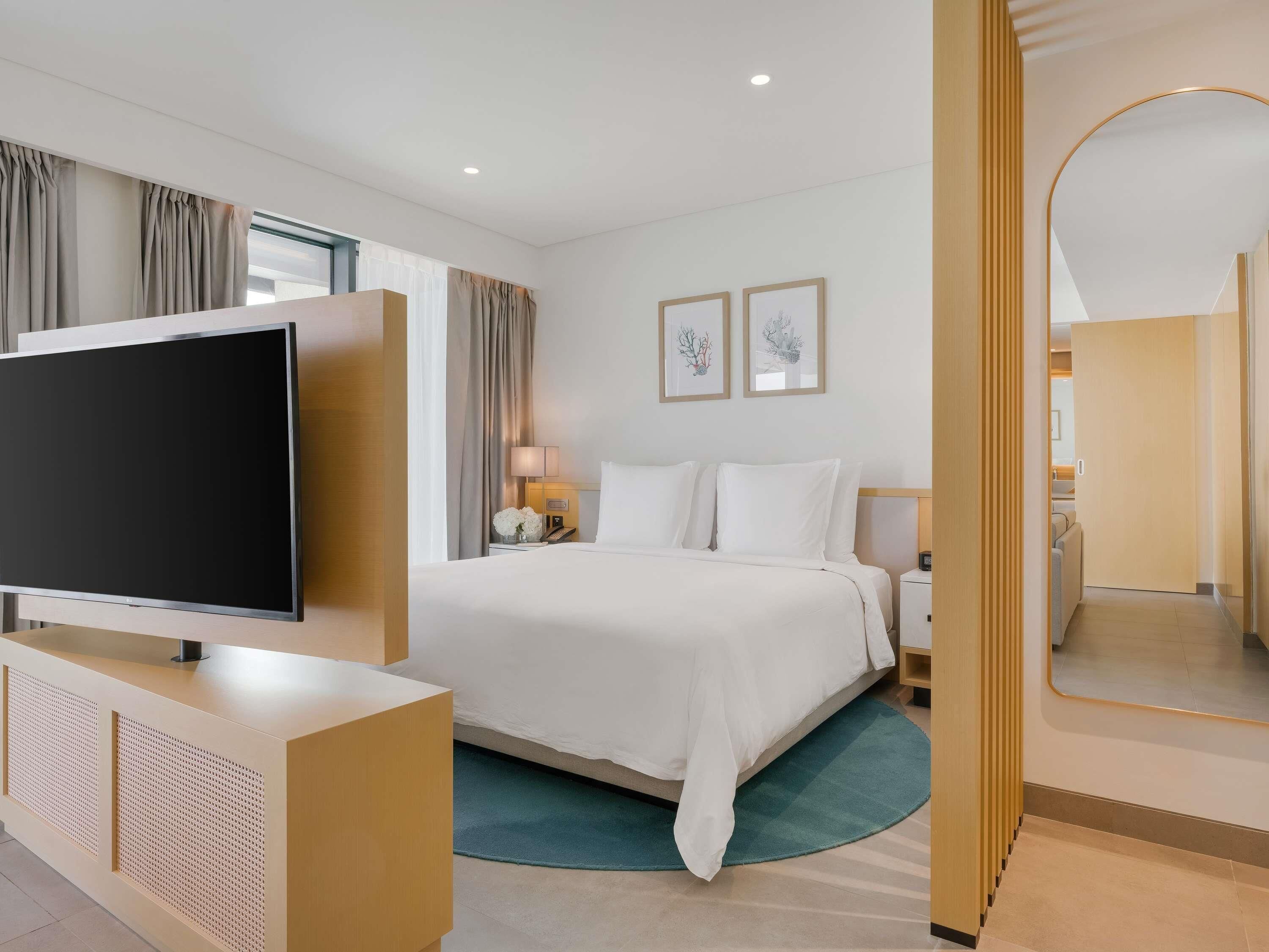 Beach View Corner Suite | Minibar, in-room safe, desk, laptop workspace