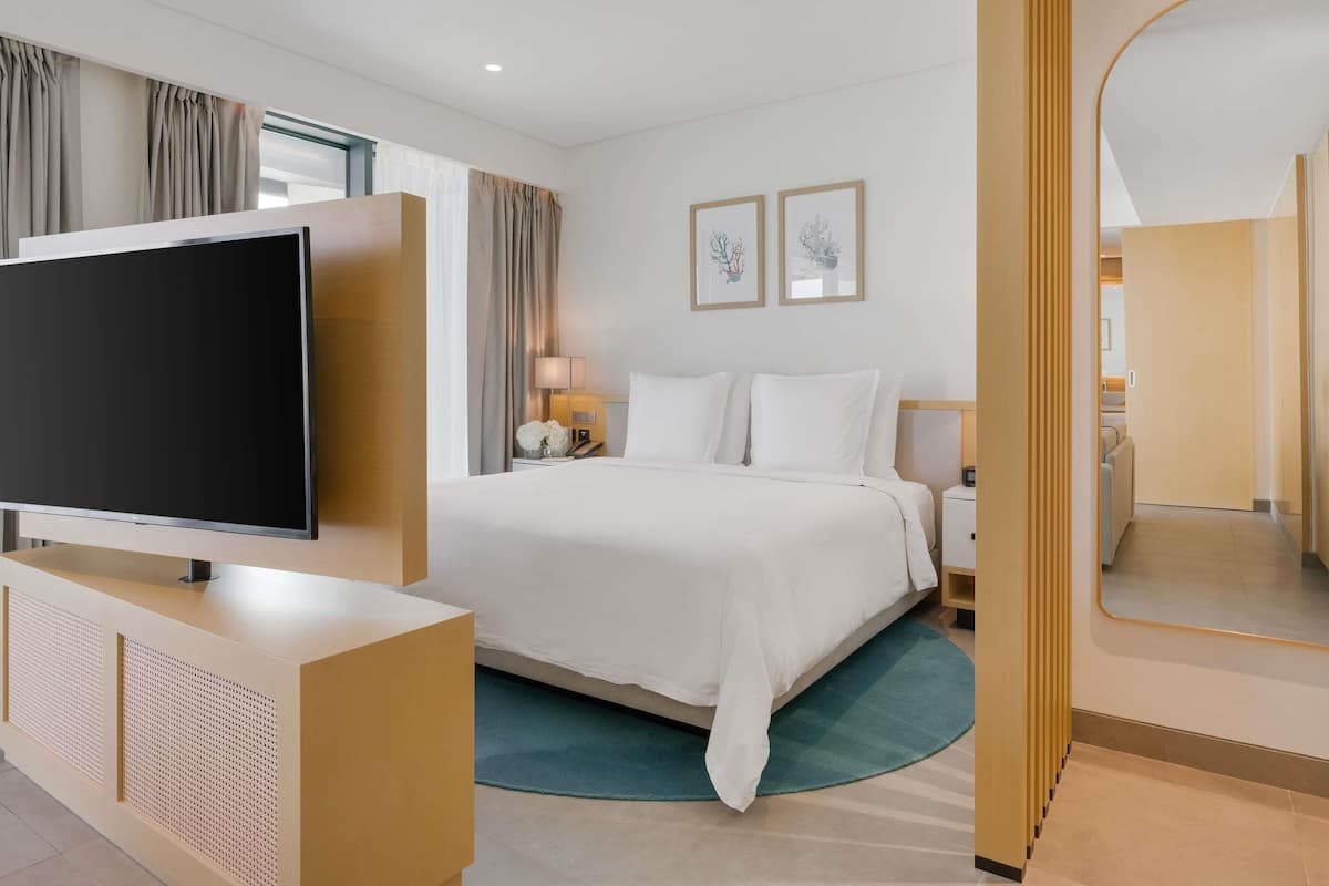 Suite, 1 cama matrimonial, vista a la playa, en esquina | 1 habitación, minibar, caja de seguridad en la habitación y escritorio