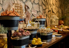 4 restaurants, breakfast served