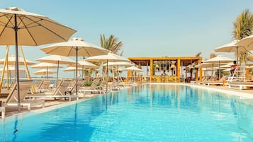 2 bars/lounges, rooftop bar