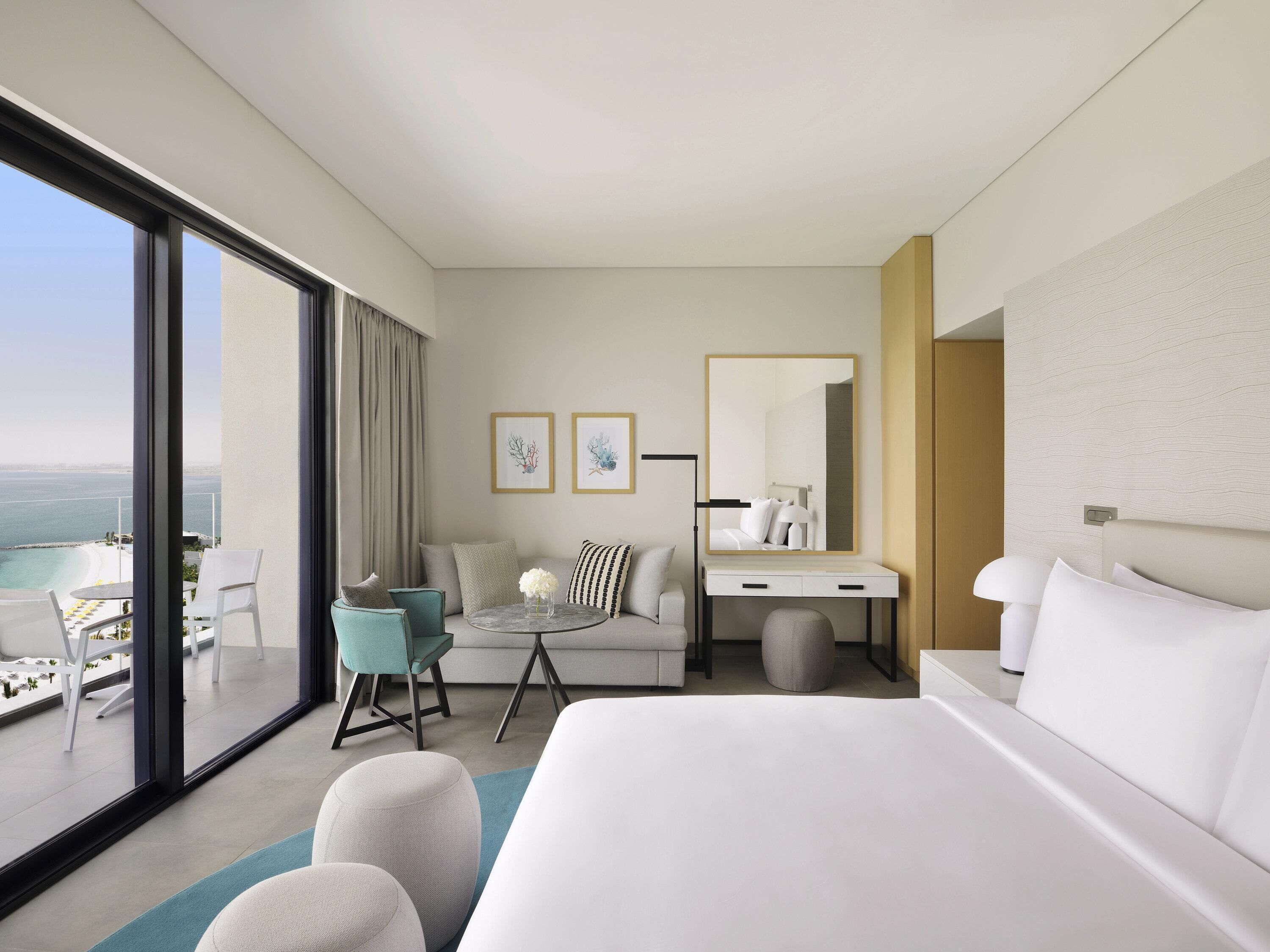 Junior suite, 1 kingsize bed met slaapbank (Panoramic Bridge) | Een minibar, een kluis op de kamer, een bureau, een laptopwerkplek