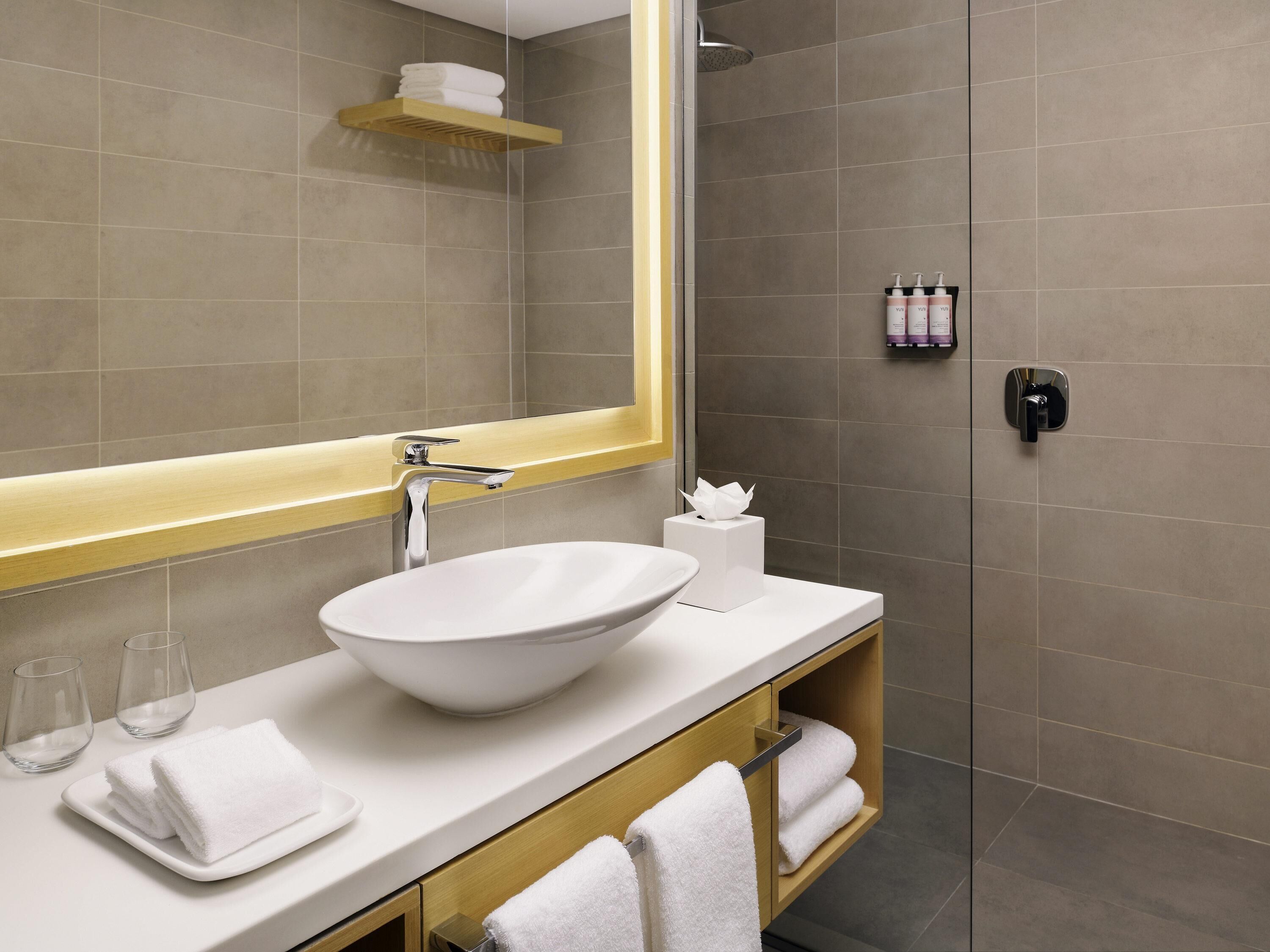 Miljövänliga toalettartiklar, hårtork, badrock och tofflor