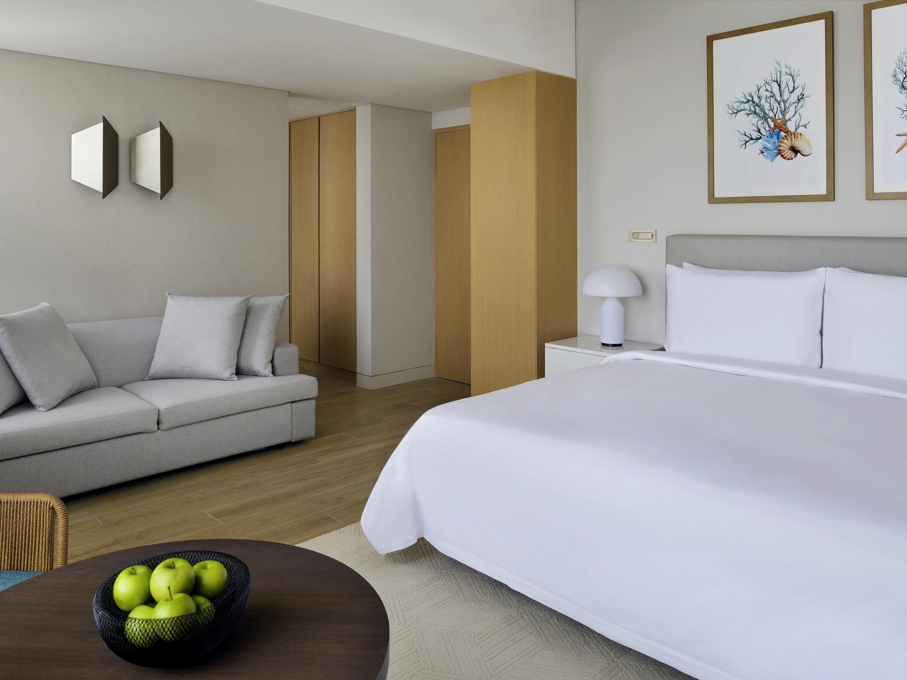 Suite junior, 1 cama de matrimonio grande con sofá cama, terraza | Minibar, caja fuerte, escritorio y espacio para trabajar con un portátil