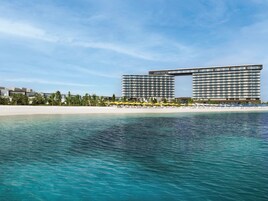 Privat strand, vit sandstrand, solstolar och parasoller