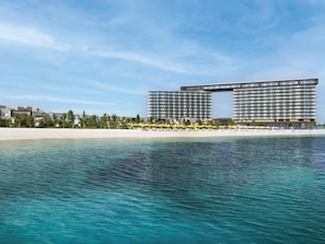 Privat strand, vit sandstrand, solstolar och parasoller