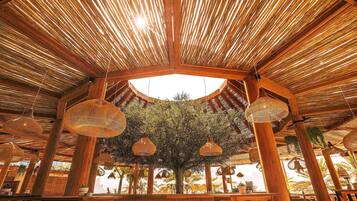 2 bars/lounges, rooftop bar