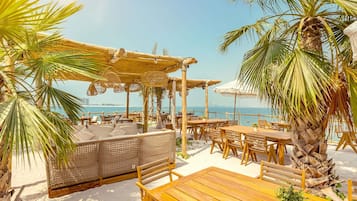 2 bars/lounges, rooftop bar